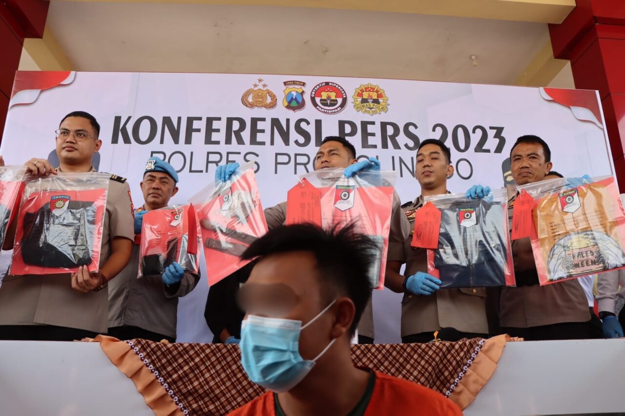 Pelaku pembunuhan pegawai PDAM Probolinggo saat konferensi pers di depan Lobby Polres Probolinggo, Senin (16/1/2023).(blok-a.com/inos)