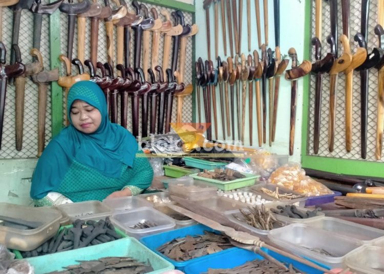 Khodijah, sedang menjajakan barang keris dan pusaka di lapak Indrapura, yang kesohor di Surabaya.(blok-a.com/isma)