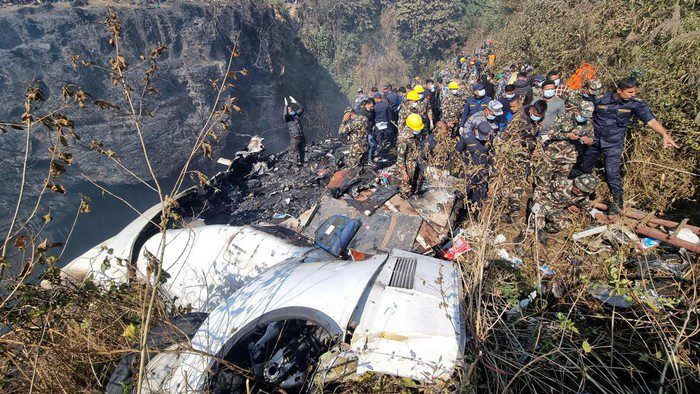 Penampakan puing pesawat yang jatuh di Nepal (Reuters/Bijay Neupane)