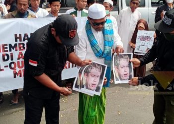 Aksi protes Aliansi Muslim Malang Bergerak (Mimbar) di depan Balai Kota Malang, Jumat (27/1/2023).(blok-a.com/Helen)