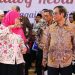 Mahfud MD bersama Gubernur Jatim Khofifah usai mengikuti dialog kebangsaan di Gedung Negara Grahadi, Surabaya Sabtu (14/1/2023).(Humas Pemprov Jatim)