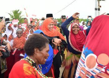 Gubernur Jatim Khofifah Indar Parawansa begitu dicintai Kampung Maibo, Distrik Aimas, Kabupaten Sorong, Papua Barat Daya (PBD).(Pemprov Jatim)