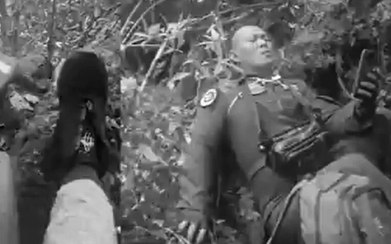 Tangkapan layar video detik detik helikopter rombongan Kapolda Jambi mendarat darurat di hutan Kerinci. (via detikcom)