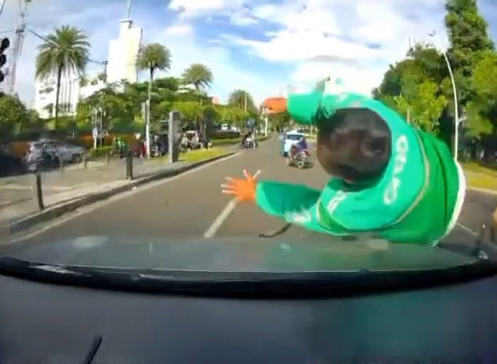 Ojol Tertabrak Mobil