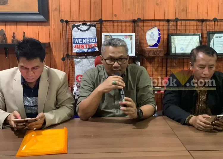 Imam Hidayat dan jajaran Tim Advokasi Tragedi Kanjuruhan (TATAK) bersama Devi Athok melakukan konferensi pers terkait tersangka ricuh kantor Arema FC, Rabu (1/2/2023) (blok-a/helen)
