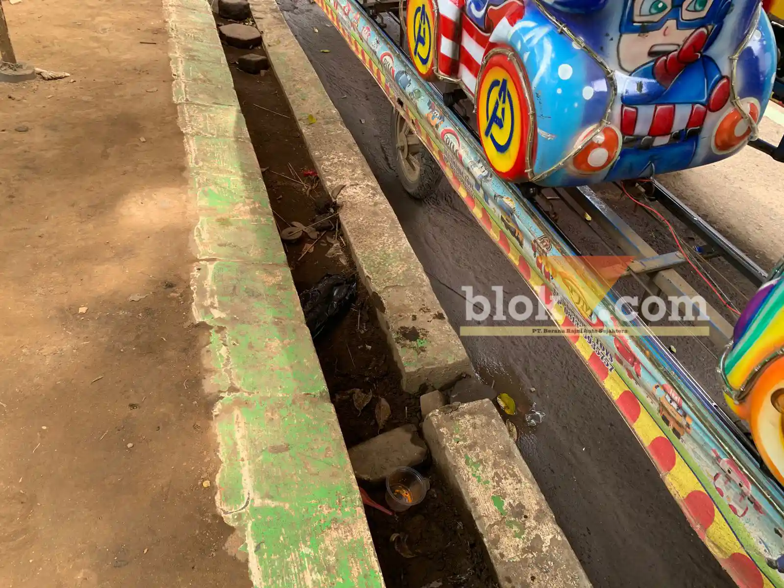 Selokan alun-alun tersumbat oleh tanah, Senin (6/2/2023) (blok-a/helen)