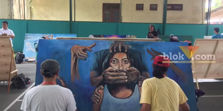 Caption : Situasi puluhan seniman mengikuti lomba mural aspirasiku di Mapolres Malang, Selasa (07/02/2023) (Blok-a.com / Putu Ayu Pratama S)