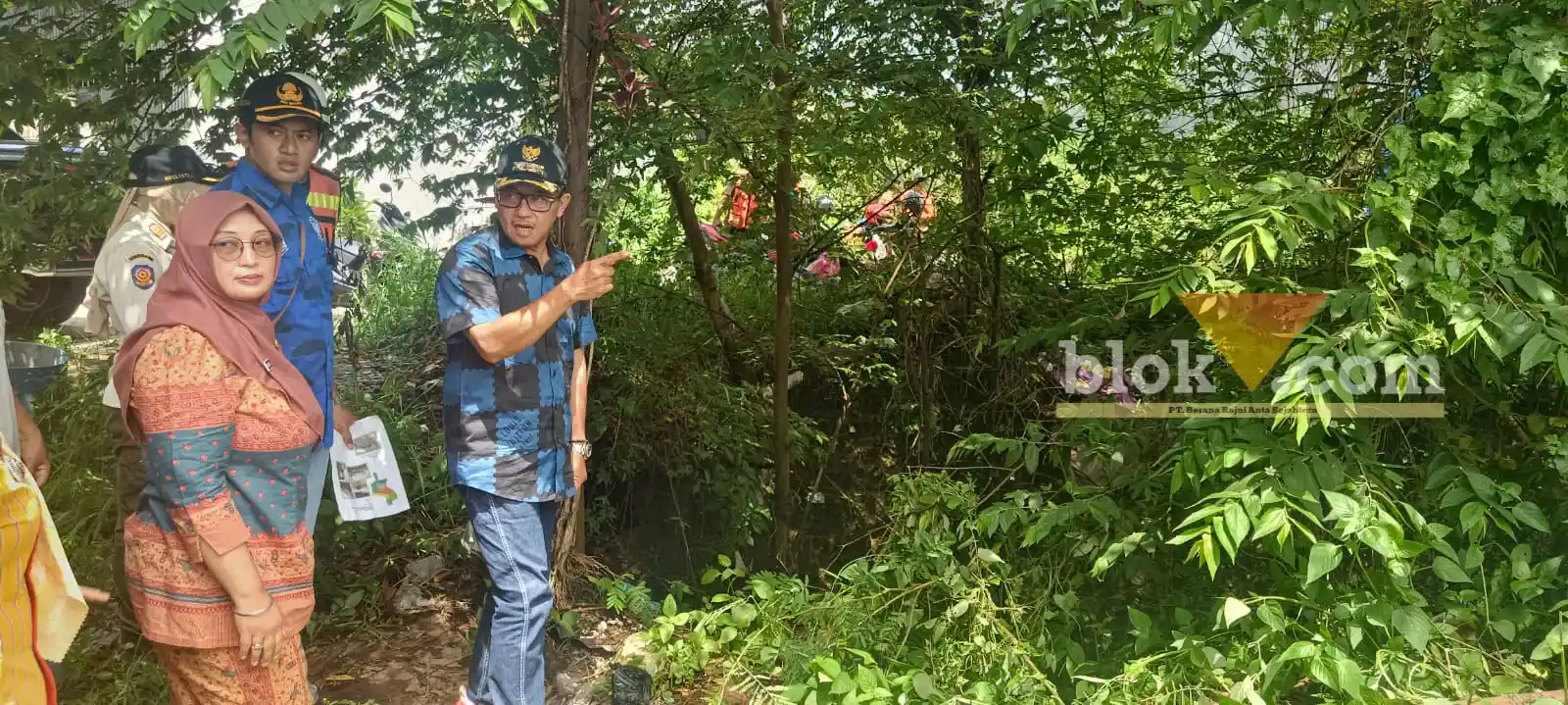 Wali Kota Malang, Sutiaji saat sidak penyebab banjir di Perumahan di Kelurahan Pandanwangi Kota Malang, Kamis (9/2/2023) (blok-a.com)