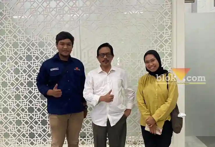 Redaksi blok-a,.com berfoto bersama Rektor UIN Malang, Prof. Dr. H.M. Zainuddin, MA seusai silaturahmi di ruang rektor, Selasa (14/2/2023) (blok-a/Nasrul)