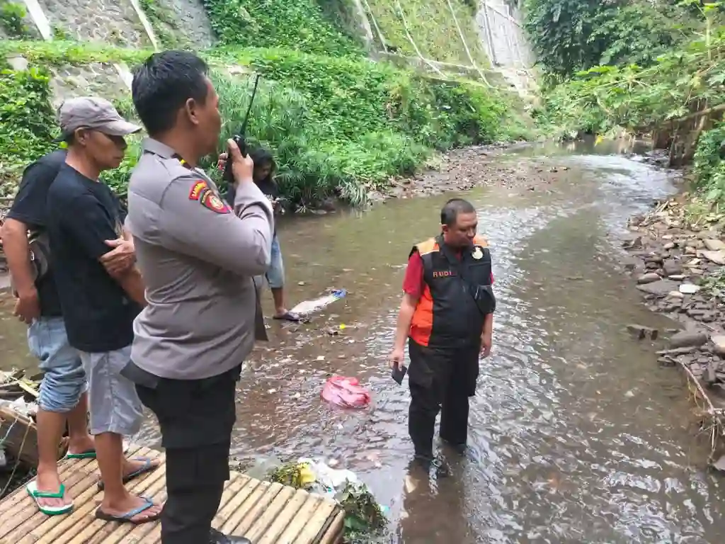 Caption: Pihak Polsek Klojen saat mendatangi TKP penemuan mayat di Sungai Kasin, Minggu (19/2/2023) (dok. Polsek Klojen for blok-a.com)