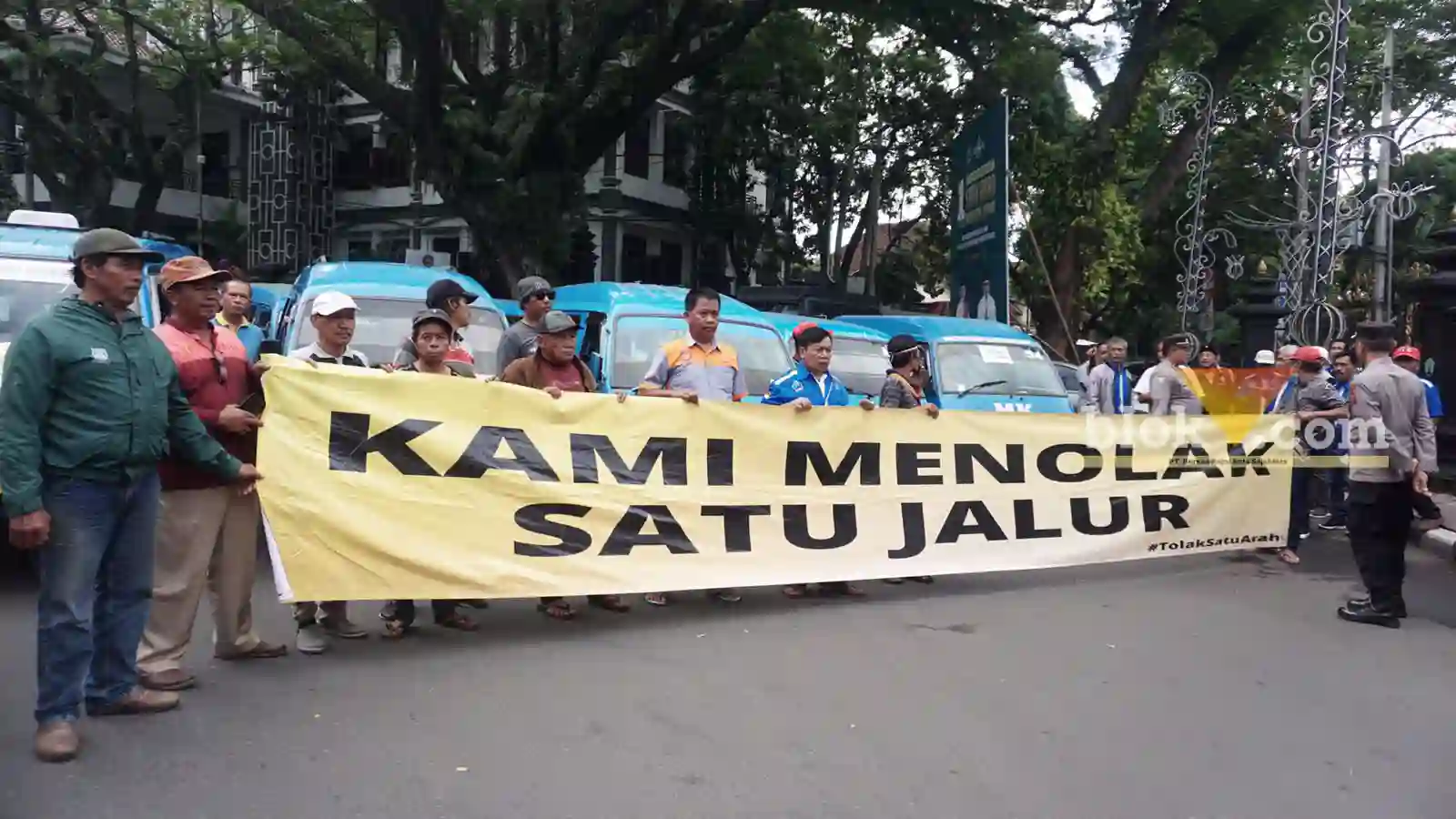 Sopir angkot melakukan demo tolak satu arah Kayutangan, Senin (20/2/2023) (blok-a/Helen)
