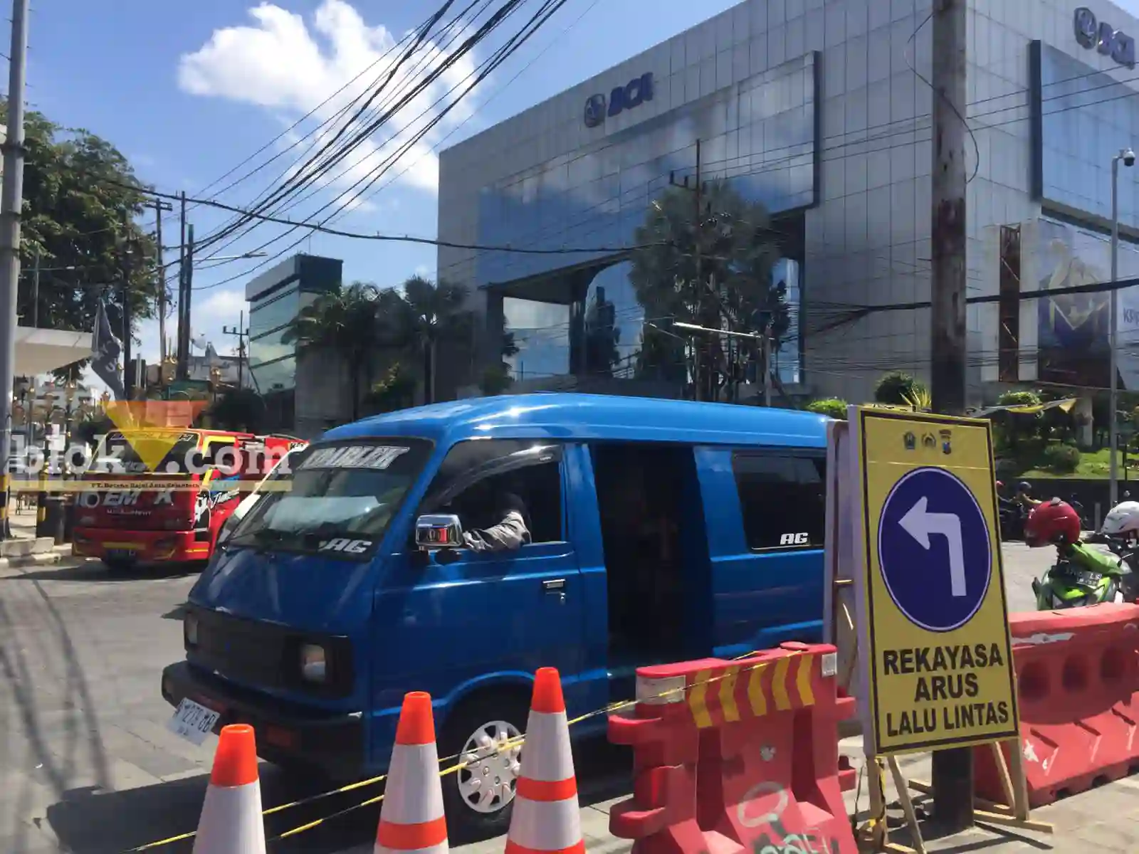 Angkutan Kota (Angkot) saat melewati persimpangan Raja Bally terkait satu arah Kayutangan, Selasa (21/2/2023) (blok-a/Putu Ayu Pratama S)
