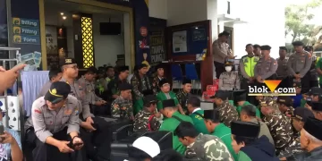 Caption : Situasi aksi damai yang dilakukan oleh kader Gerakan Pemuda Ansor Kabupaten Malang di Kantor Pelayanan Pajak Pratama Kepanjen, Jumat (24/02/2023) (Blok-a.com / Putu Ayu Pratama S)