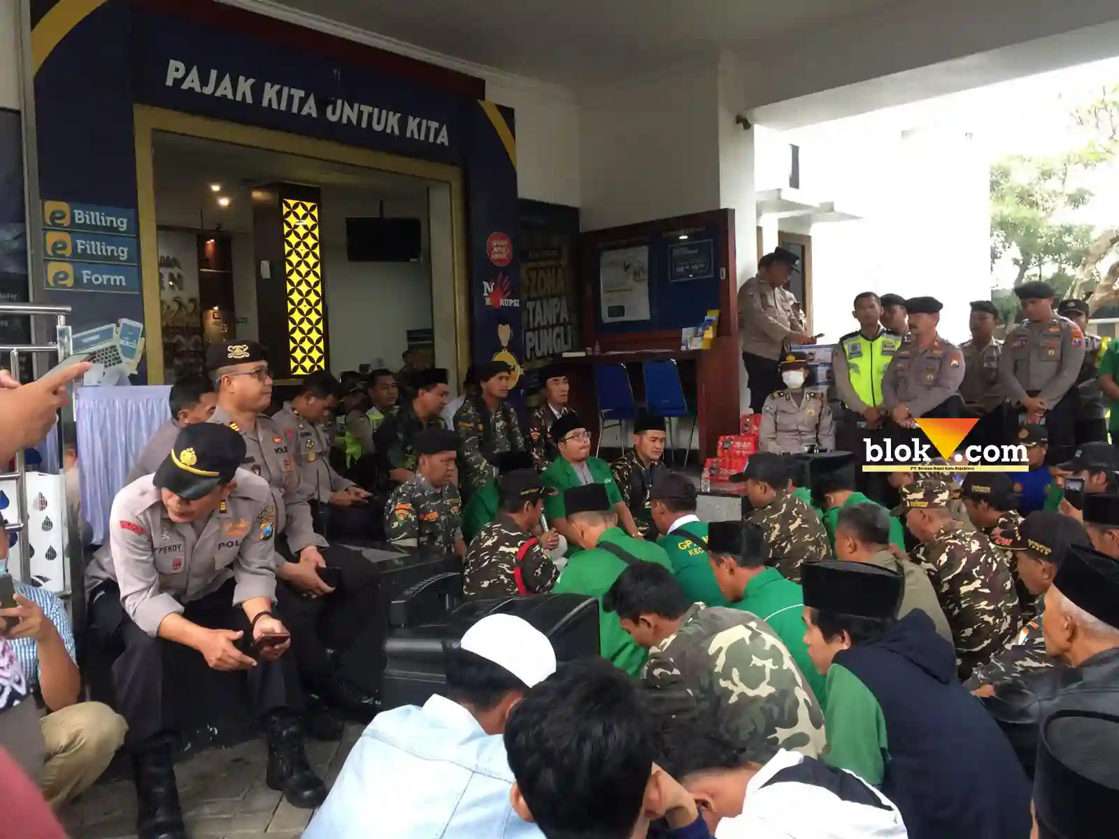 Caption : Situasi aksi damai yang dilakukan oleh kader Gerakan Pemuda Ansor Kabupaten Malang di Kantor Pelayanan Pajak Pratama Kepanjen, Jumat (24/02/2023) (Blok-a.com / Putu Ayu Pratama S)