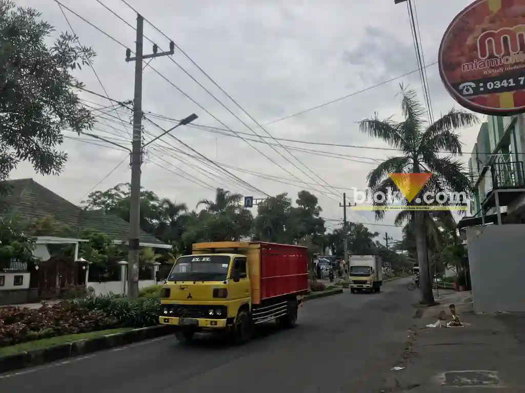 Truk melintasi Jalan Danau Toba yang sudah diperbaiki (blok-a/bob)