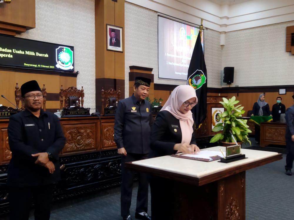 Penandatanganan dokumen Raperda tentang BUMD menjadi Perda BUMD antara bupati Banyuwangi, Ipuk Fiestiandani dengan DPRD Banyuwangi, Jum'at (3/2/2023) (blok-a.com/Aras Sugiarto)
