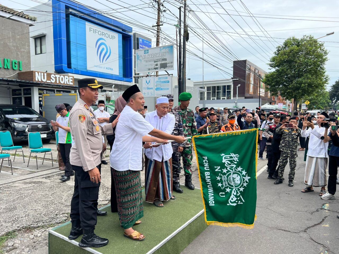 Ketua PCNU Banyuwangi, KH. Mohammad Ali Makki Zaini ketika melepas ribuan jamaah NU yang akan berangkat menuju Stadion Gelora Delta Sidoarjo untuk menghadiri Harlah Satu Abad NU, Senin (6/2/2023) (blok-a.com/Aras Sugiarto)