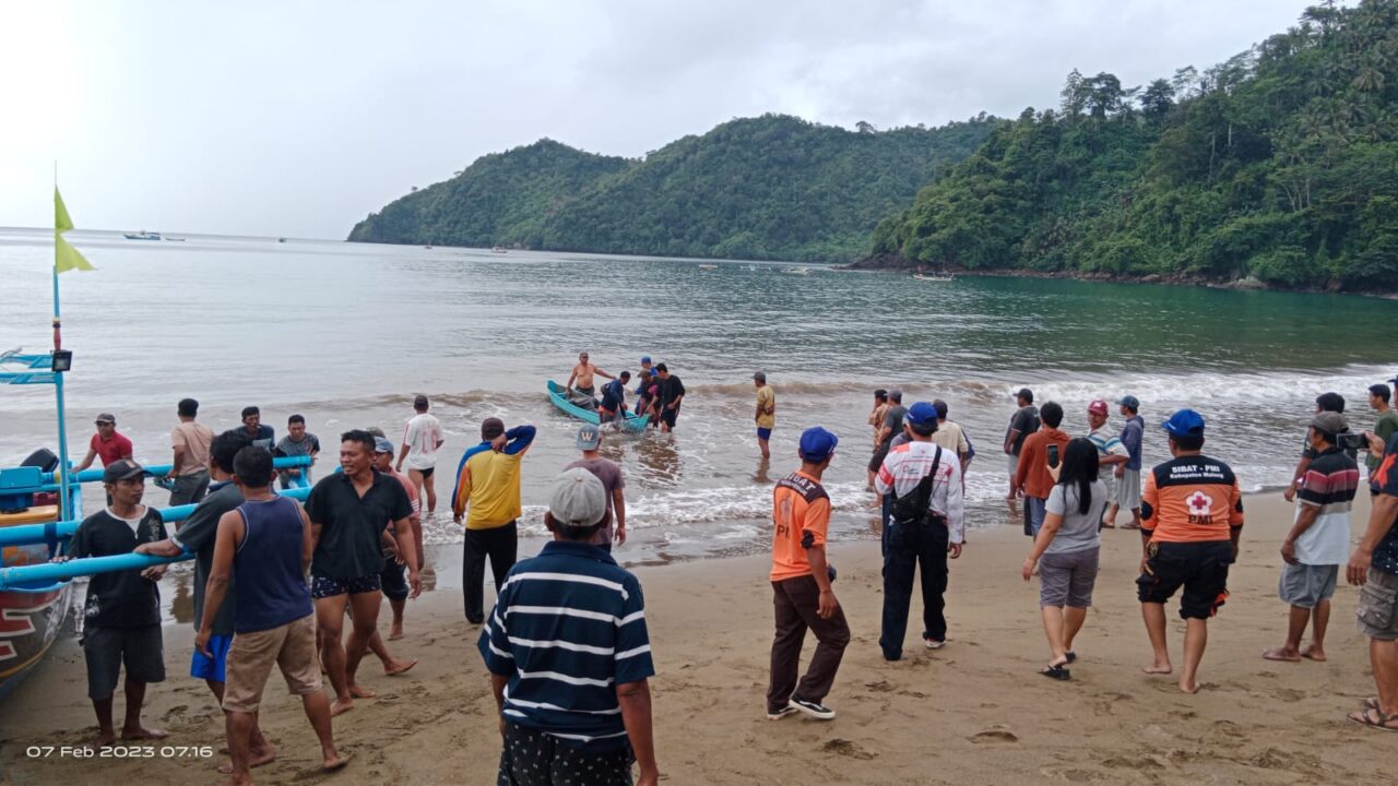 Situasi pencarian korban Lansianto di Pantai Kletaan Kabupaten Malang. (Sumber: Tim Siaga Bencana Berbasis Masyarakat (Sibat) Pujiharjo)