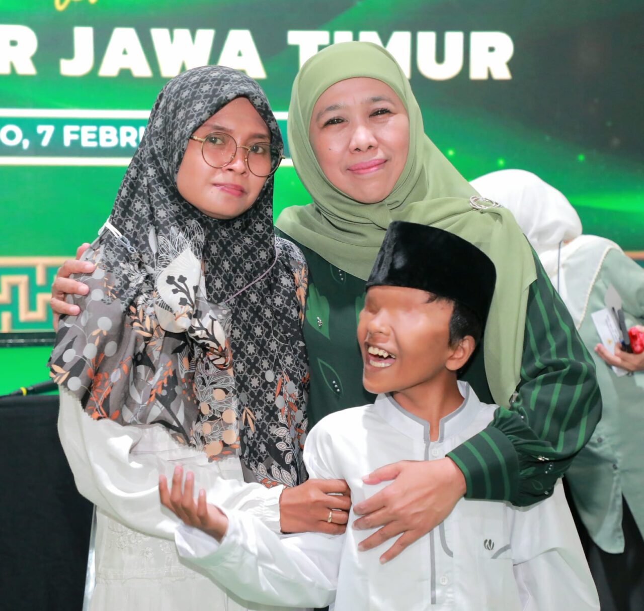 Azzam dan Ibundanya berfoto bersama Gubernur Khofifah. (Pemprov Jatim)