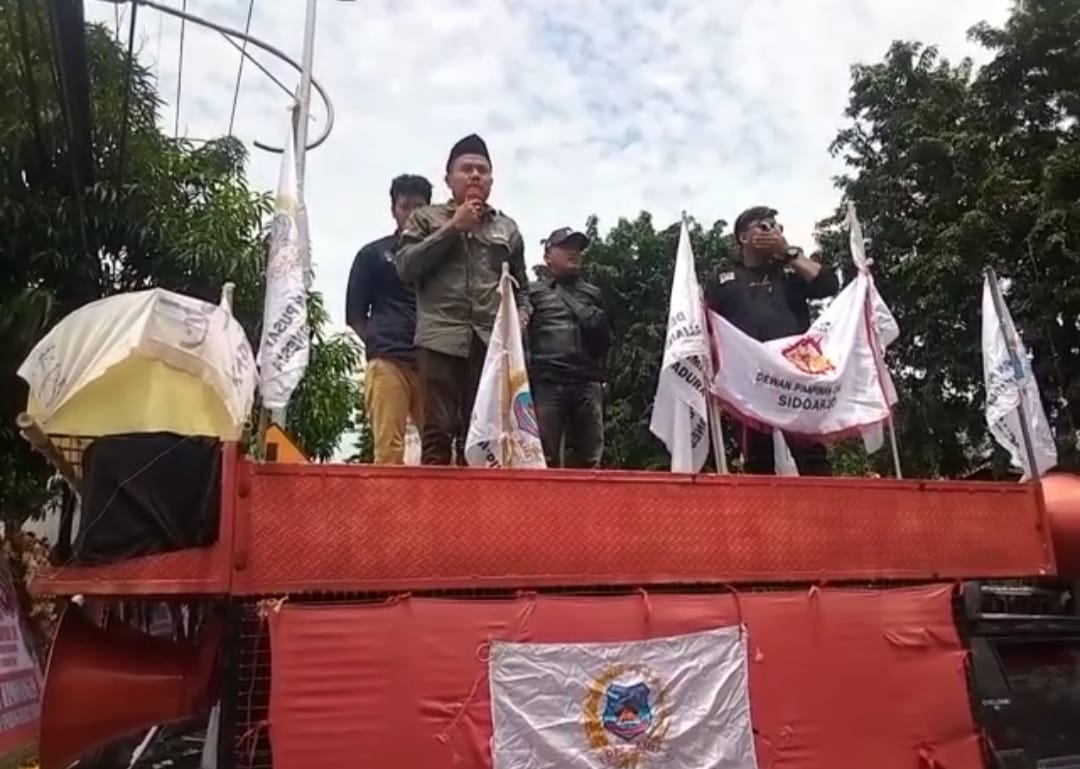 5 ormas menggeruduk kantor wilayah hukum dan hak asasi manusia (Kanwilkumham) Provinsi Jatim, Rabu (8/2/2023).(blok-a.com/Isma)