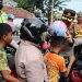 Bagi-bagi helm gratis oleh Satlantas Polres Probolinggo Kota. (Polres Probolinggo)