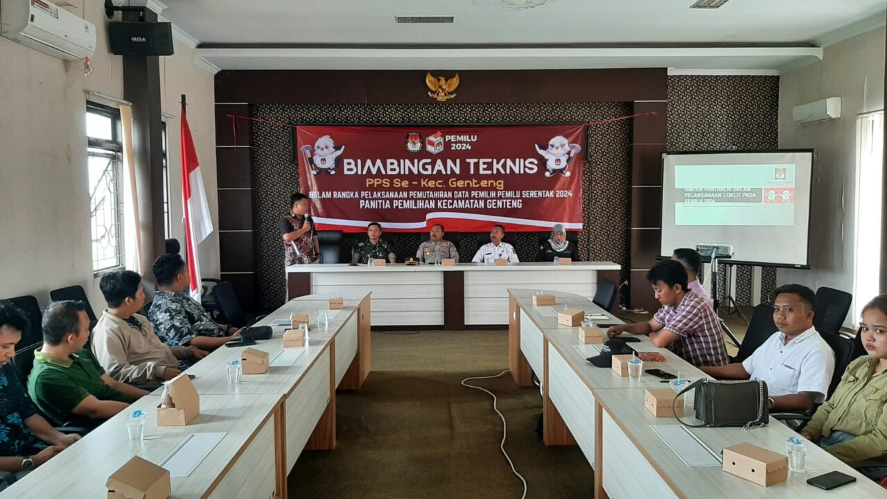 Forpimka Genteng beserta PPK Kecamatan Genteng, saat gelar Bimtek pada anggota PPS di aula Kecamatan Genteng, Rabu (8/2/2023) (blok-a.com/Kuryanto).