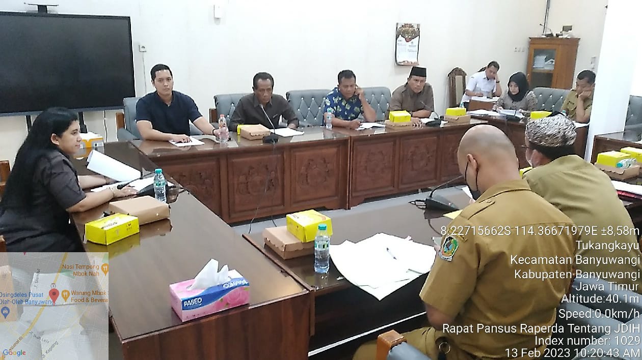 Gabungan Komisi 1 dan Komisi II bersama Diskominfo Banyuwangi ketika menggelar pembahasan Rancangan Peraturan Daerah (Raperda) JDIH, Senin (13/2/2023) (blok-a.com/Aras)