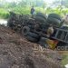 Proses evakuasi sebuah truk Dump bermuatan pasir yang terperosok amblas kesungai, di Jl Ir Sutami, Kecamatan Wonoasih, Kota Probolinggo, Sabtu (11/02/23). (blok-a.com/Inos)