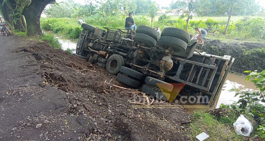 Proses evakuasi sebuah truk Dump bermuatan pasir yang terperosok amblas kesungai, di Jl Ir Sutami, Kecamatan Wonoasih, Kota Probolinggo, Sabtu (11/02/23). (blok-a.com/Inos)
