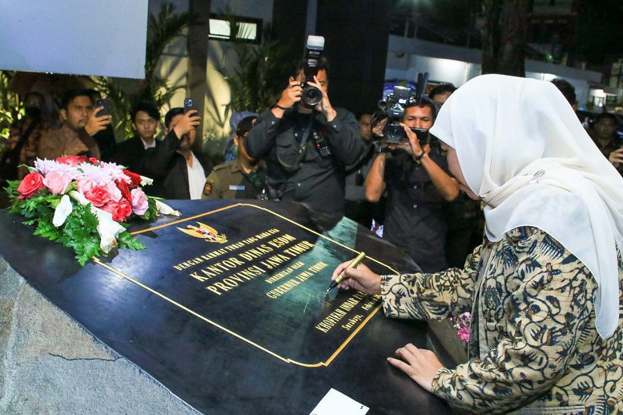 Gubernur Jatim Khofifah Indar Parawansa meresmikan Gedung baru Kantor Dinas Energi dan Sumber Daya Mineral (DESDM) Provinsi Jatim, Selasa (14/2/2023). (blok-a.com/Isma)