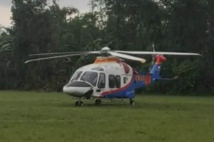 Helikopter rombongan Kapolda Jatim Irjen Pol Toni Hermanto yang mendarat darurat di lapangan Desa Rejotangan, Tulungagung, Rabu (22/2/2023). (ANTARA/HO - foto warga)