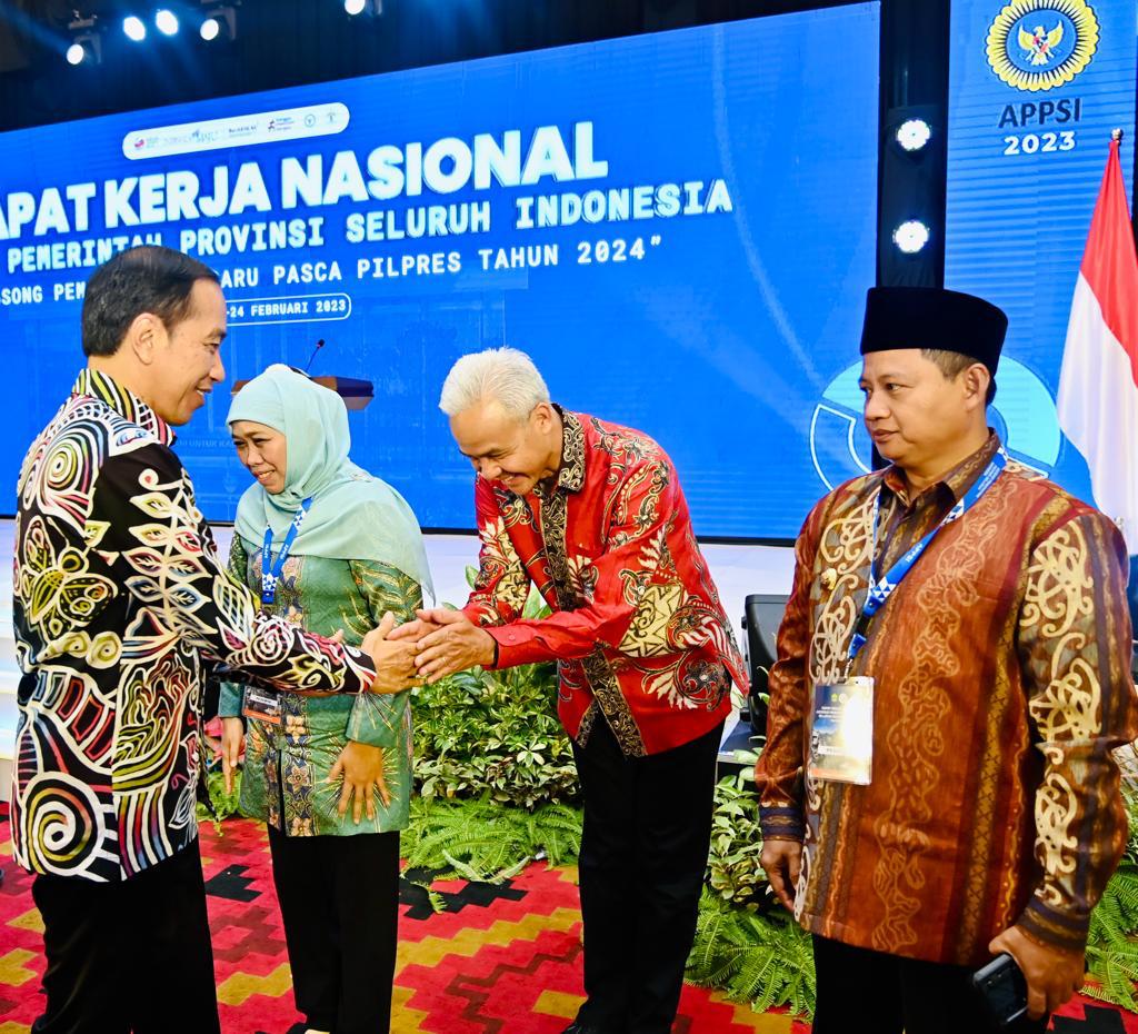Gubernur Khofifah saat menghadiri Rapat Kerja Nasional Asosiasi Pemerintah Provinsi Seluruh Indonesia (Rakernas APPSI) di Balikpapan, Kalimantan Timur, Kamis (23/2/2023).(Pemprov Jatim)
