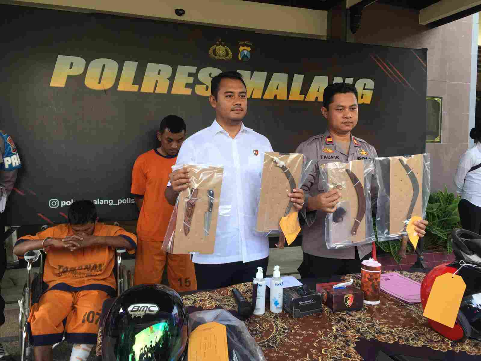 Caption : Salah satu penangkapan tersangka curanmor dengan modus kekerasan menggunakan senjata tajam di Polres Malang pada 6 Maret 2023 silam. (Blok-a.com / Putu Ayu Pratama S)