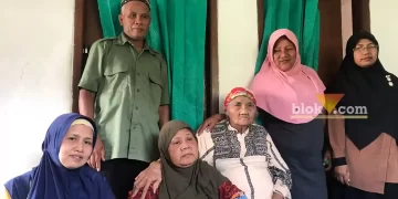 Hernik dan tiga saudaranya serta ibunya dan juga adik iparnya berfoto pasca kepulangannya di rumah di Kota Malang, Rabu (15/3/2023) (blok-a/bob)