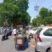 PKL ilegal berjualan di sekitar Alun-alun Kota Malang di Jalan Merdeka, Rabu (23/3/2023) (blok-a/Mike)