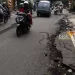 Rusak Parah Setelah Tergenang Air Hujan, Jalan di Bandulan Kota Malang Sebabkan Tiga Korban Kecelakaan (blok-a/mike)