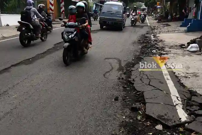 Rusak Parah Setelah Tergenang Air Hujan, Jalan di Bandulan Kota Malang Sebabkan Tiga Korban Kecelakaan (blok-a/mike)
