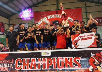 I Made Cahyana Negara saat mengangkat tropy juara bersama tim pemenang basket putra SMA 1 Glagah, pada Turnamen Banteng Basketball Cup 2023, Minggu (5/3/2023) malam. (blok-a.com/Kuryanto)