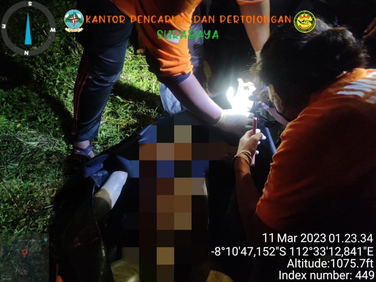 Tim SAR gabungan saat mengevakuasi jasad Agung Pribadi (15) di Jembatan Jatirogo, Kabupaten Malang pada Sabtu (11/03/2023) sekitar pukul 01.05 WIB. (Basarnas Surabaya for Blok-a.com)