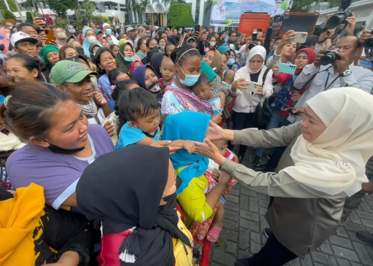 Khofifah Indar Parawansa bagi-bagi sembako di halaman kantor Gubernur Jawa Timur Jalan Pahlawan nomor 110 Alun-alun Contong Bubutan Kota, Surabaya, Senin (13/3/2023) sore.(Pemprov Jatim)