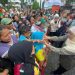 Khofifah Indar Parawansa bagi-bagi sembako di halaman kantor Gubernur Jawa Timur Jalan Pahlawan nomor 110 Alun-alun Contong Bubutan Kota, Surabaya, Senin (13/3/2023) sore.(Pemprov Jatim)