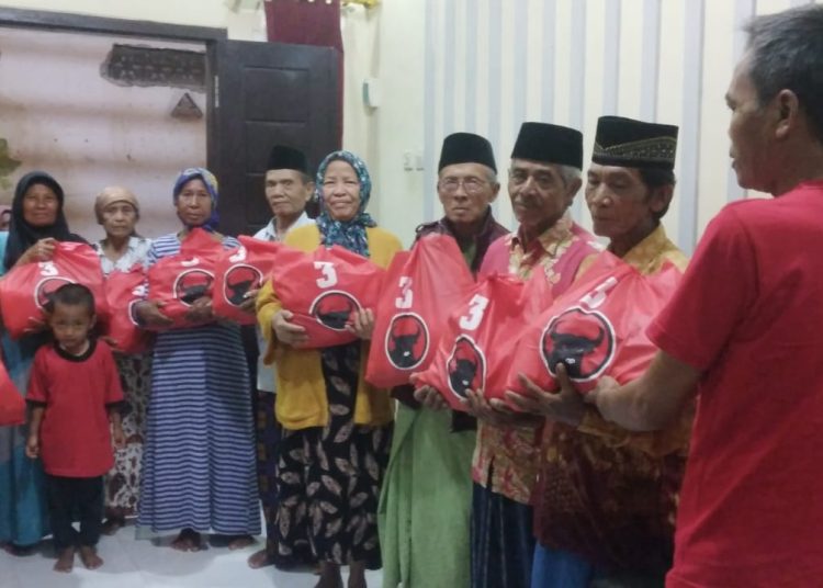 PAC PDIP Blimbingsari bagikan puluhan paket Sembako kepada warga di Dusun Krajan RT 02 RW 04 Desa Kaligung.
