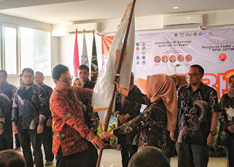 Ketua Umum FAME Pusat Dr. Danny Amrul Ichadn, S.E., MSc menyerahkan Pataka kepada Ketua Wilayah FAME DPW Jawa Timur periode 2023-2025, Dr. Ana Sopanah Supriyadi, S,E., M.Si., Ak., CA., CMA. (ist)