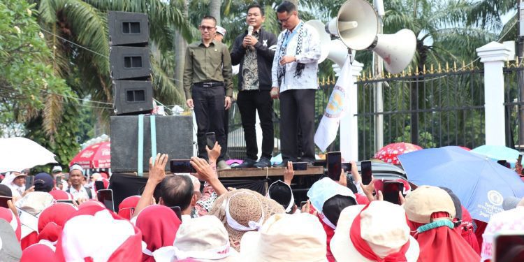 Anggota DPR RI saat menemui Forum Guru Seluruh Indonesia di depan Gedung DPR RI Jakarta.