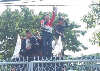 Aksi demo AMI ke Dinas Pendidikan Provinsi Jatim, Senin (20/3/2023)