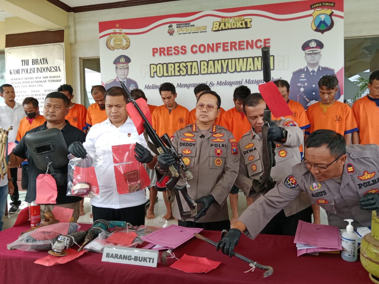 Kapolresta Banyuwangi Kombes Pol Deddy Foury Millewa ketika menggelar pers conference kasus dugaan pembobolan gudang toko, Rabu (29/3/2023) siang. (Blok-A.com/Aras)