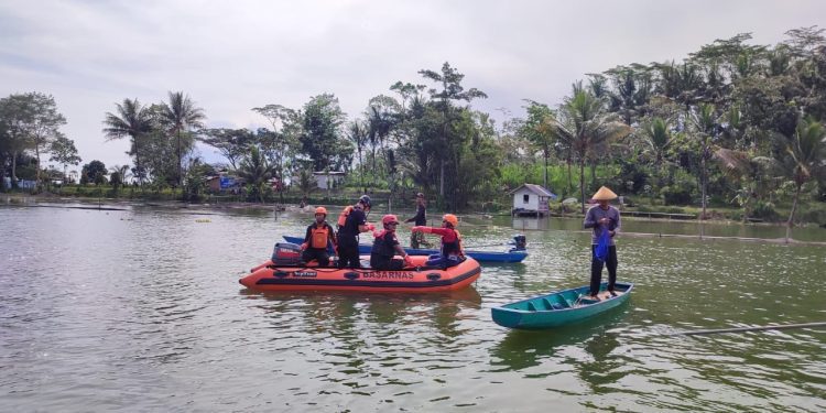 Proses evakuasi nelayan tenggelam di Bendungan Karangkates, Malang. (Foto: Agus Demit)