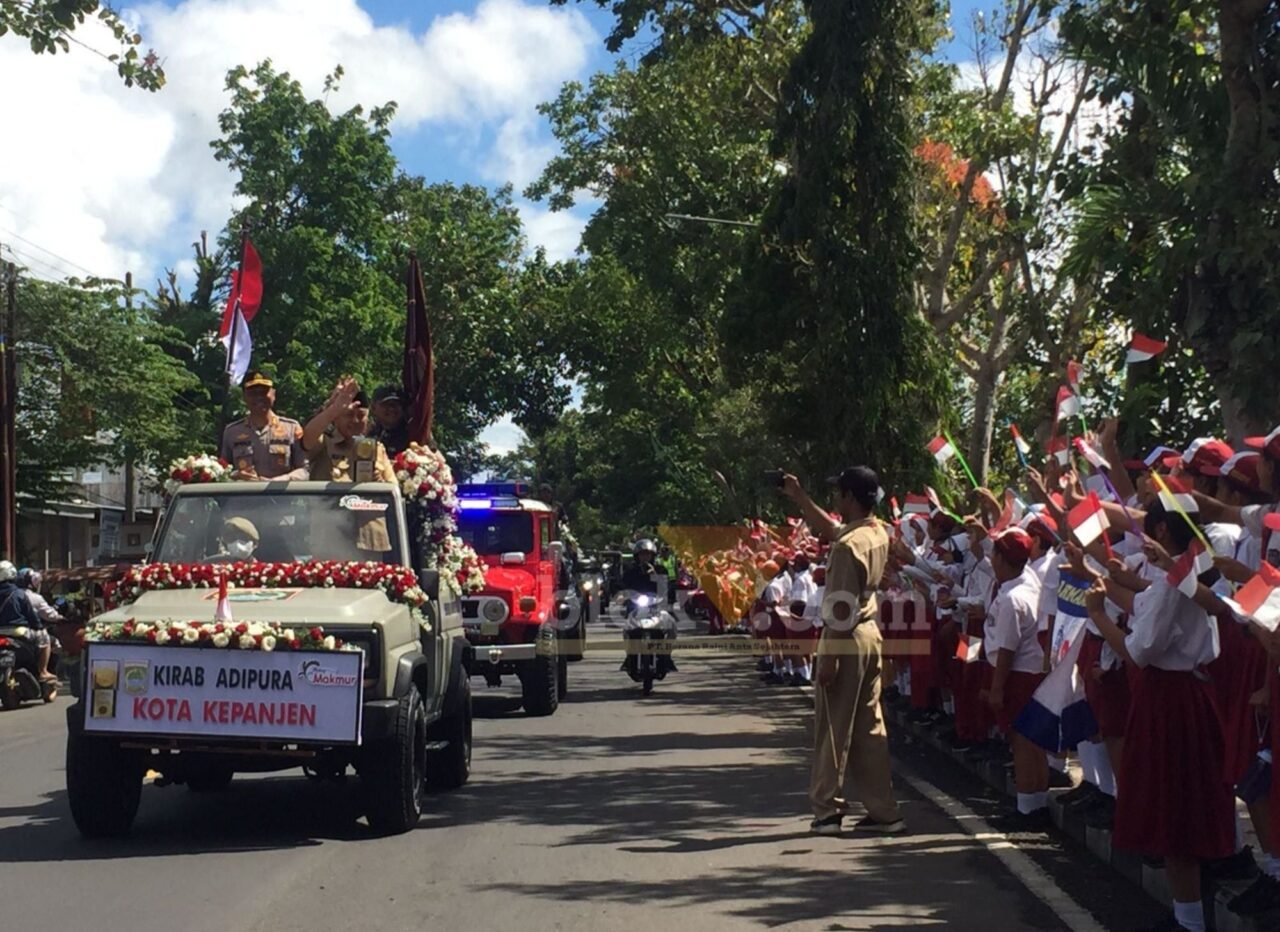 Situasi Bupati Malang berserta jajarannya dalam acara kirab penghargaan Adipura yang diperoleh Pemerintah Kabupaten Malang dalam kategori kota kecil 2022. (Blok-a.com/Putu Ayu Pratama S)