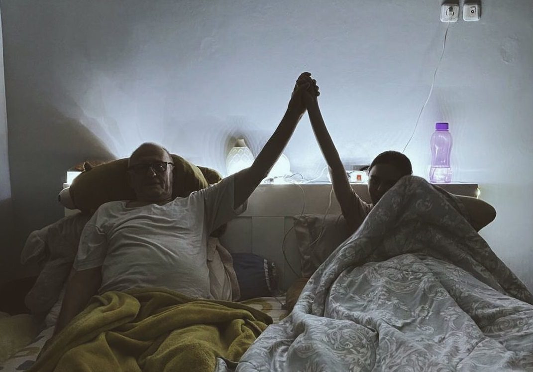 Kenangan Laura Anna dan Papa Gabor berjuang sembuh bersama. (Instagram/edlnlaura)