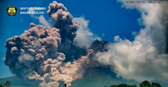 Detik-detik Merapi erupsi, Sabtu (11/3/2023) siang. (Twitter/@BPPTKG)